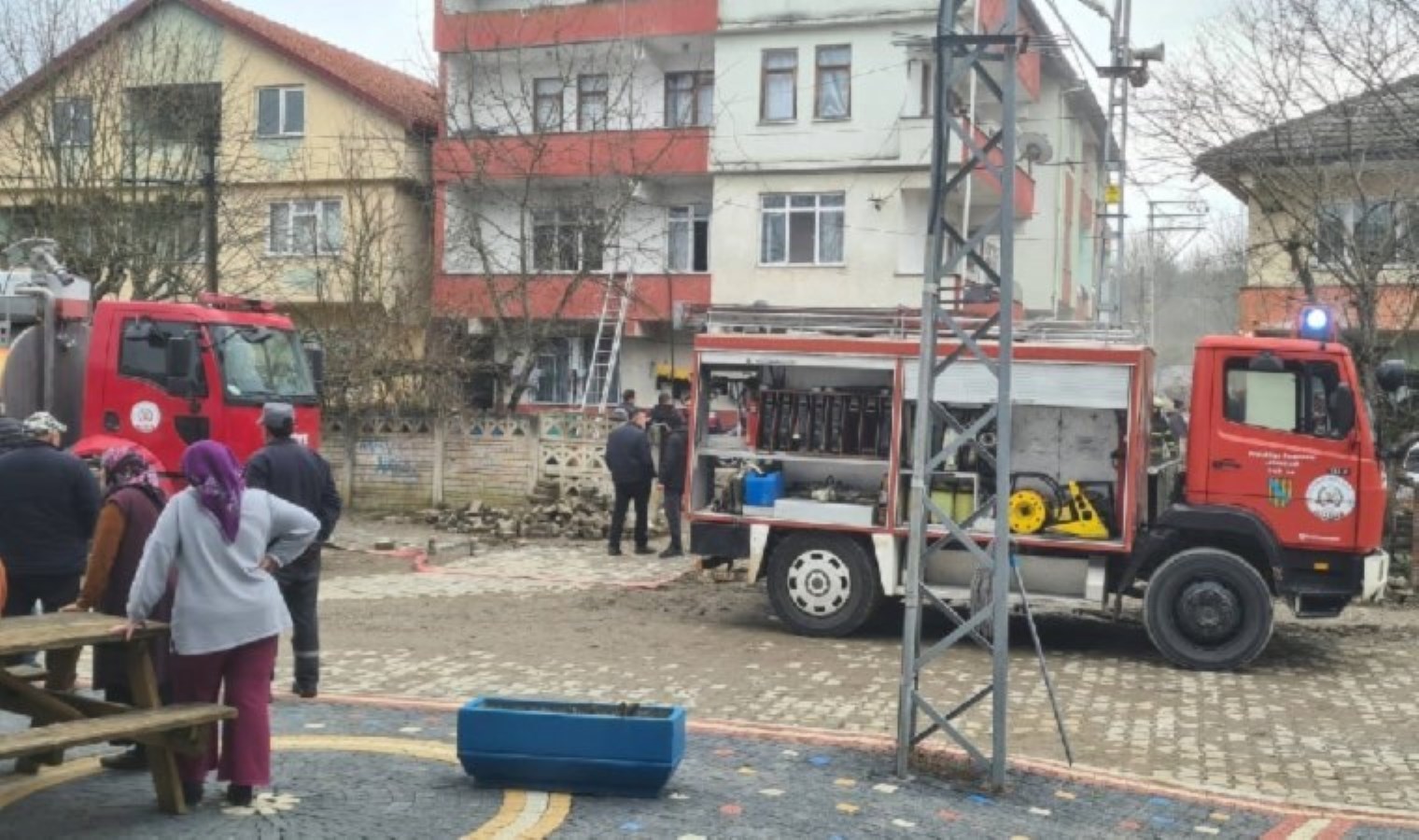 Zonguldak’ta 4 katlı evde korkutan yangın… 1 kişi hastanelik oldu!