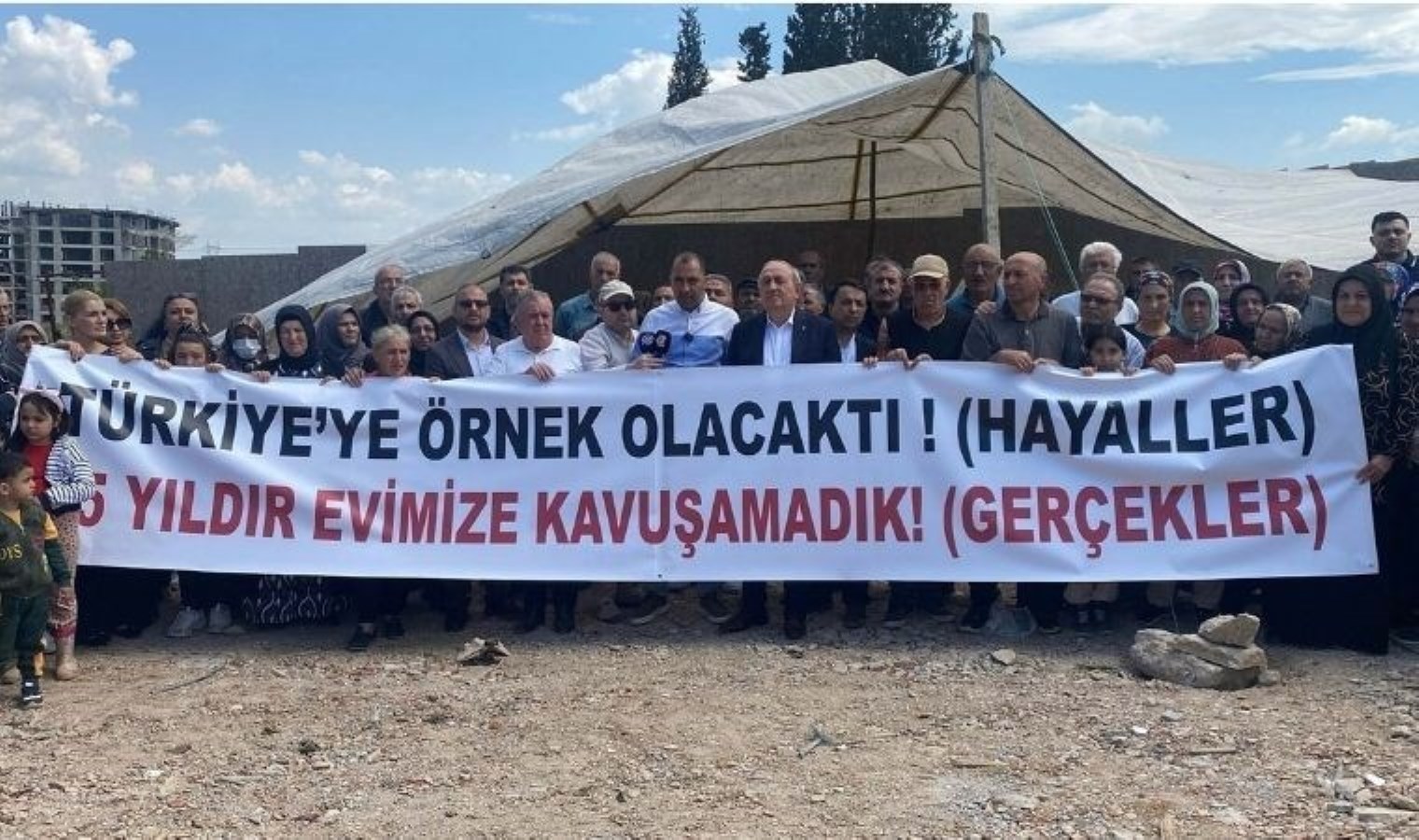 15 yıldır kentsel dönüşüm bekleyen hak sahipleri, arazilerine çadır kurdu