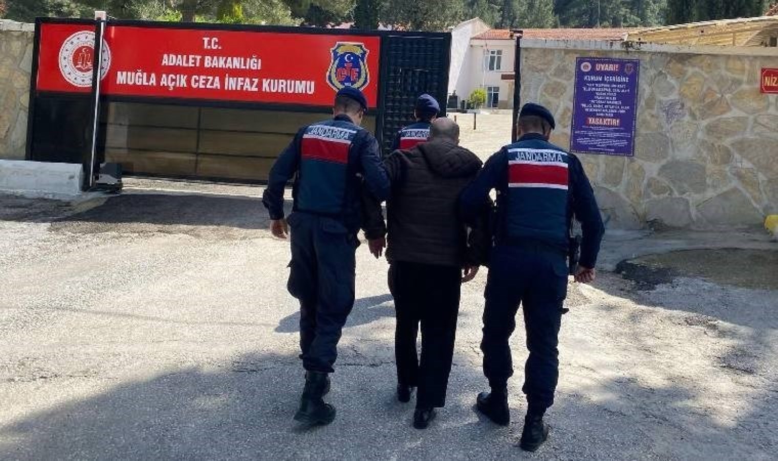 24 yıl hapis cezasıyla aranan firari hükümlü, evinde yakalandı!