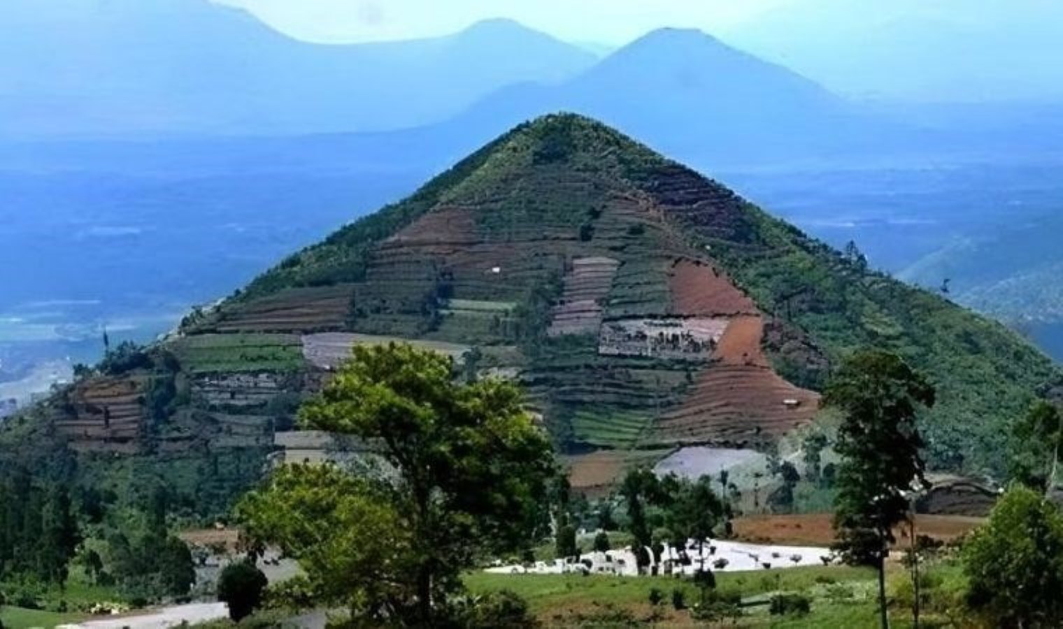 25 bin yıllık gizem bilim dünyasını karıştırdı: Gunung Padang Piramidi insan yapımı değil mi?