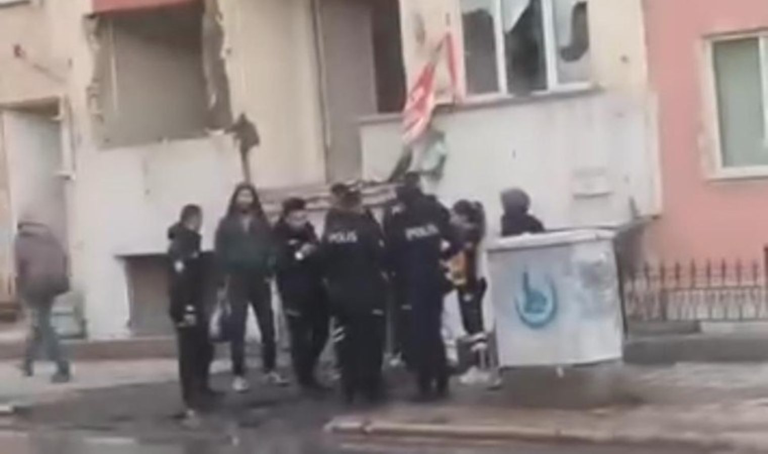 31 yaşındaki erkek ağır hasarlı binada ölü bulundu