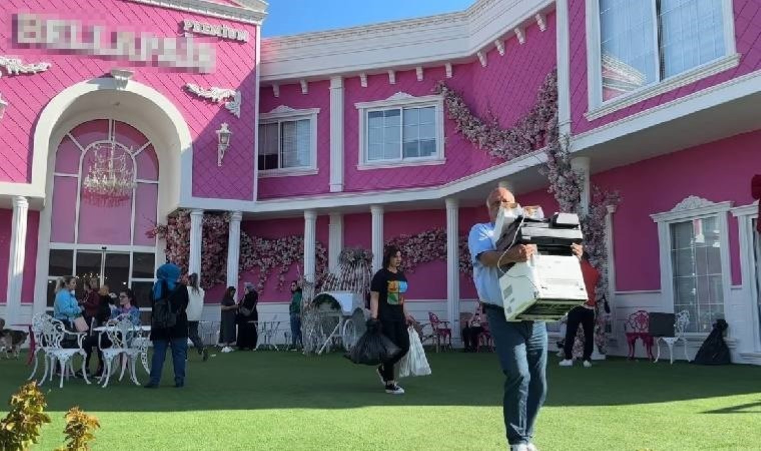 5 aydır maaş alamayan çalışanlar, güzellik merkezindeki eşyaları yağmaladı!