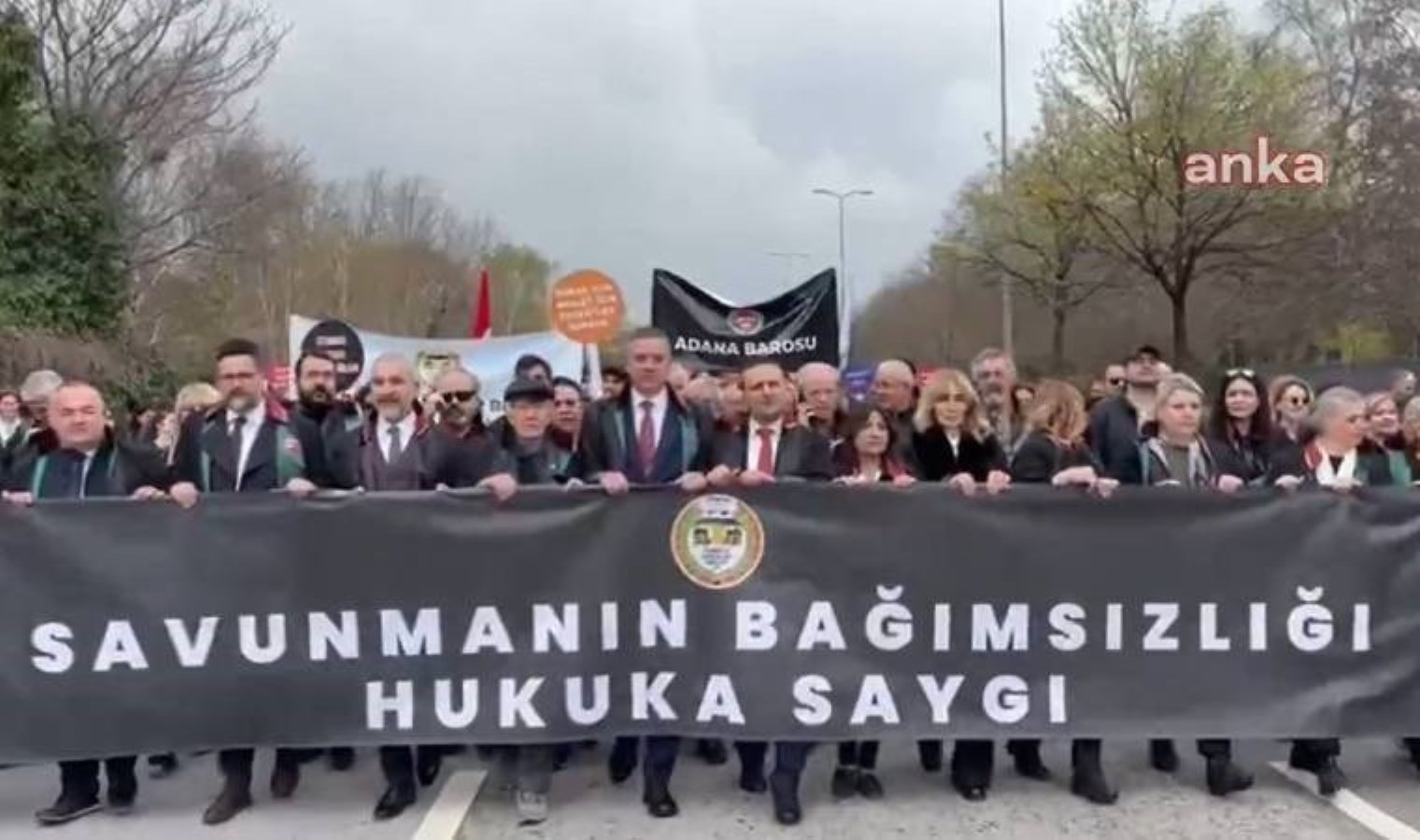 81 ilden baro başkanı, yüzlerce avukat… Ankara’da ‘hukuka saygı’ yürüyüşü!