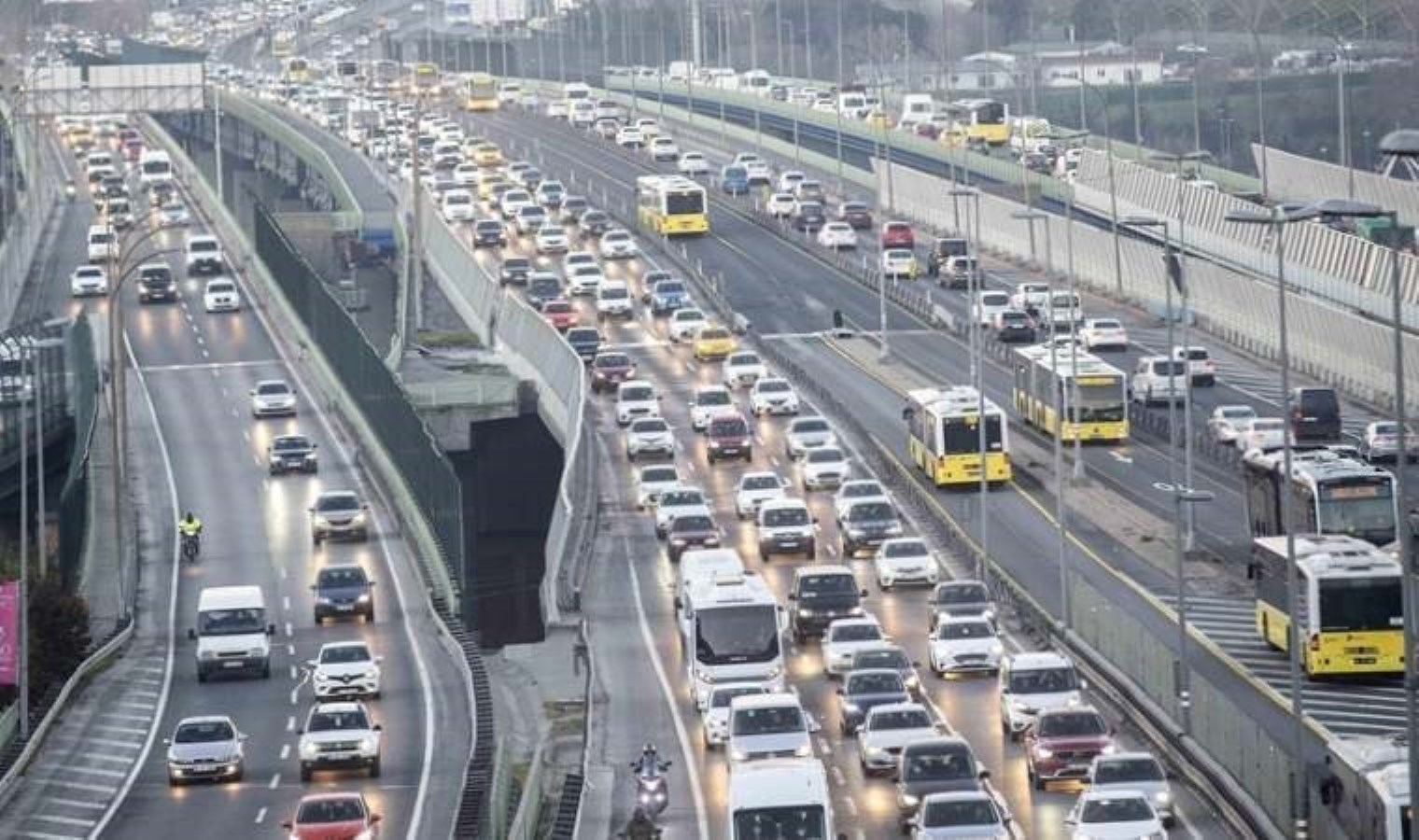 9 günlük tatil sona erdi: İstanbul’da trafik yoğunluğu yüzde 78 oldu