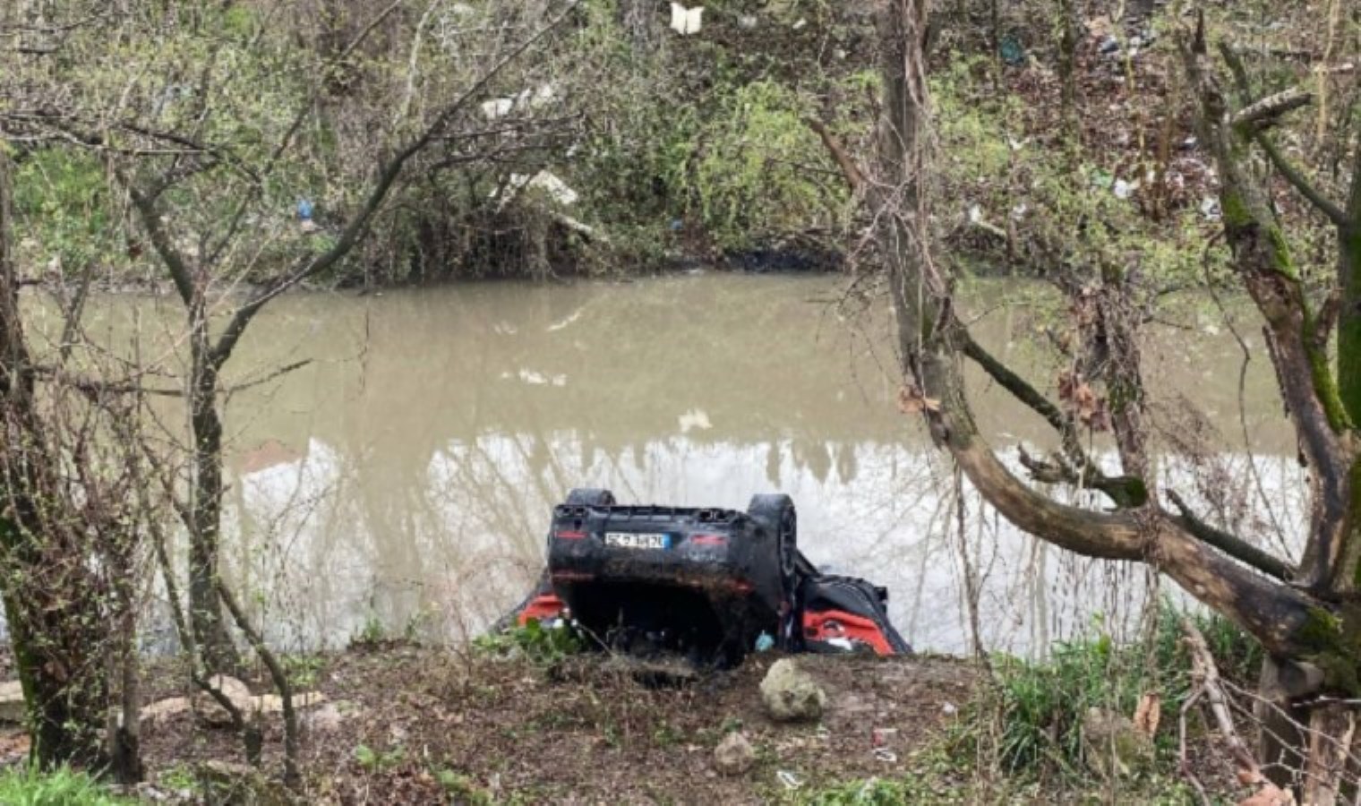 Acı olay… Dereye uçan araçtan sağ çıkamadı!