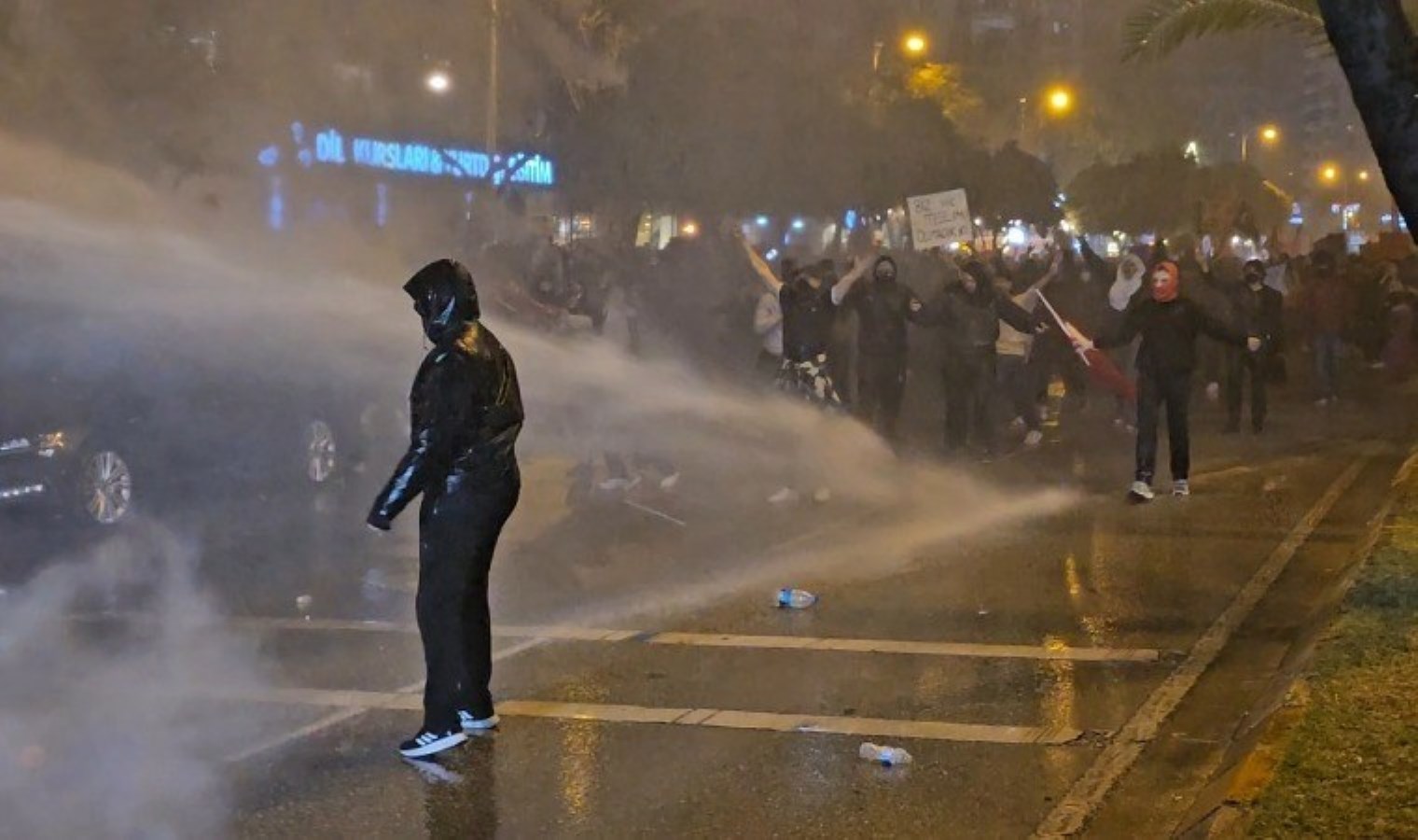 Adana’da ‘İmamoğlu’ protestosunda eylemcilere TOMA’lı müdahale