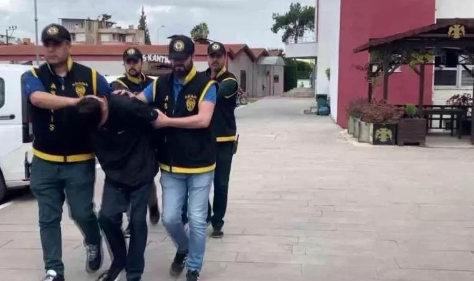 Adana’da kadın esnafın iş yeri kundaklandı: 2 kişi tutuklandı
