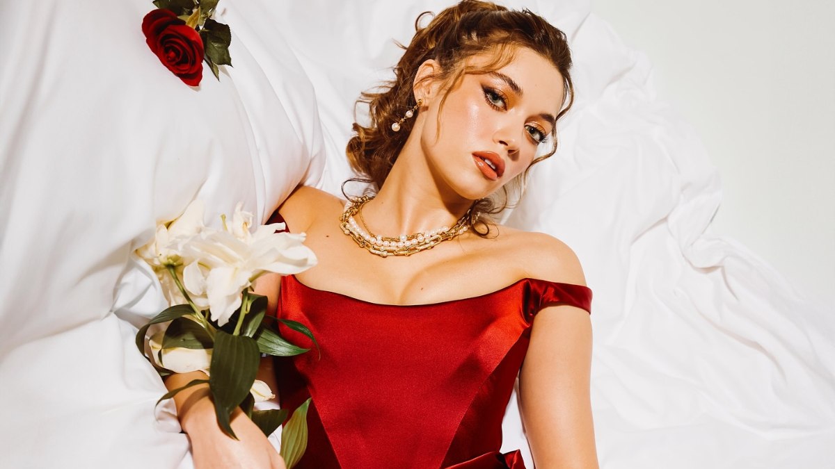 Afra Saraçoğlu Paris Moda Haftası’nda! Siyahlar içinde göz kamaştırdı