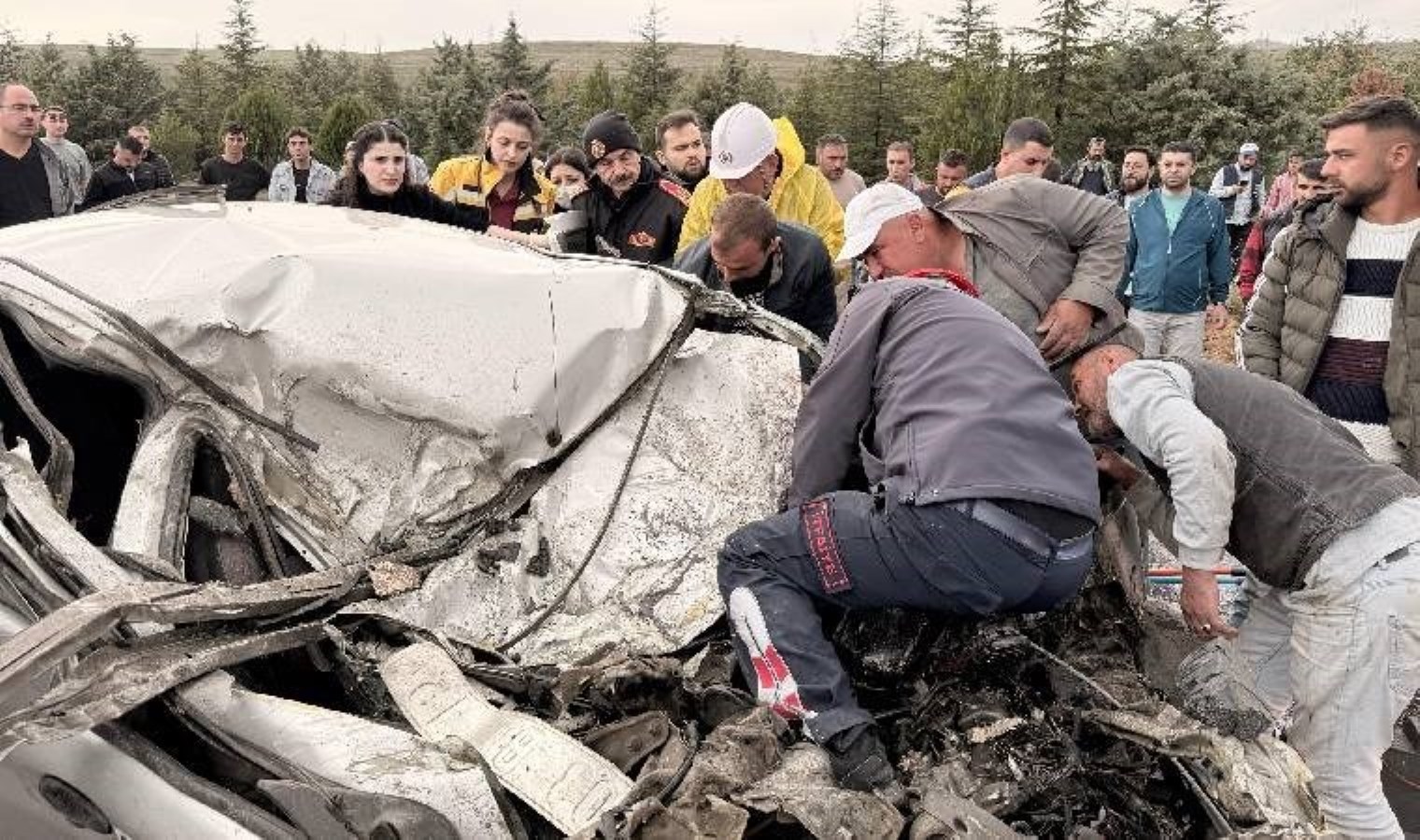 Afyonkarahisar’da korkunç kaza… Araç kağıt gibi ezildi: Ölü ve yaralı var!