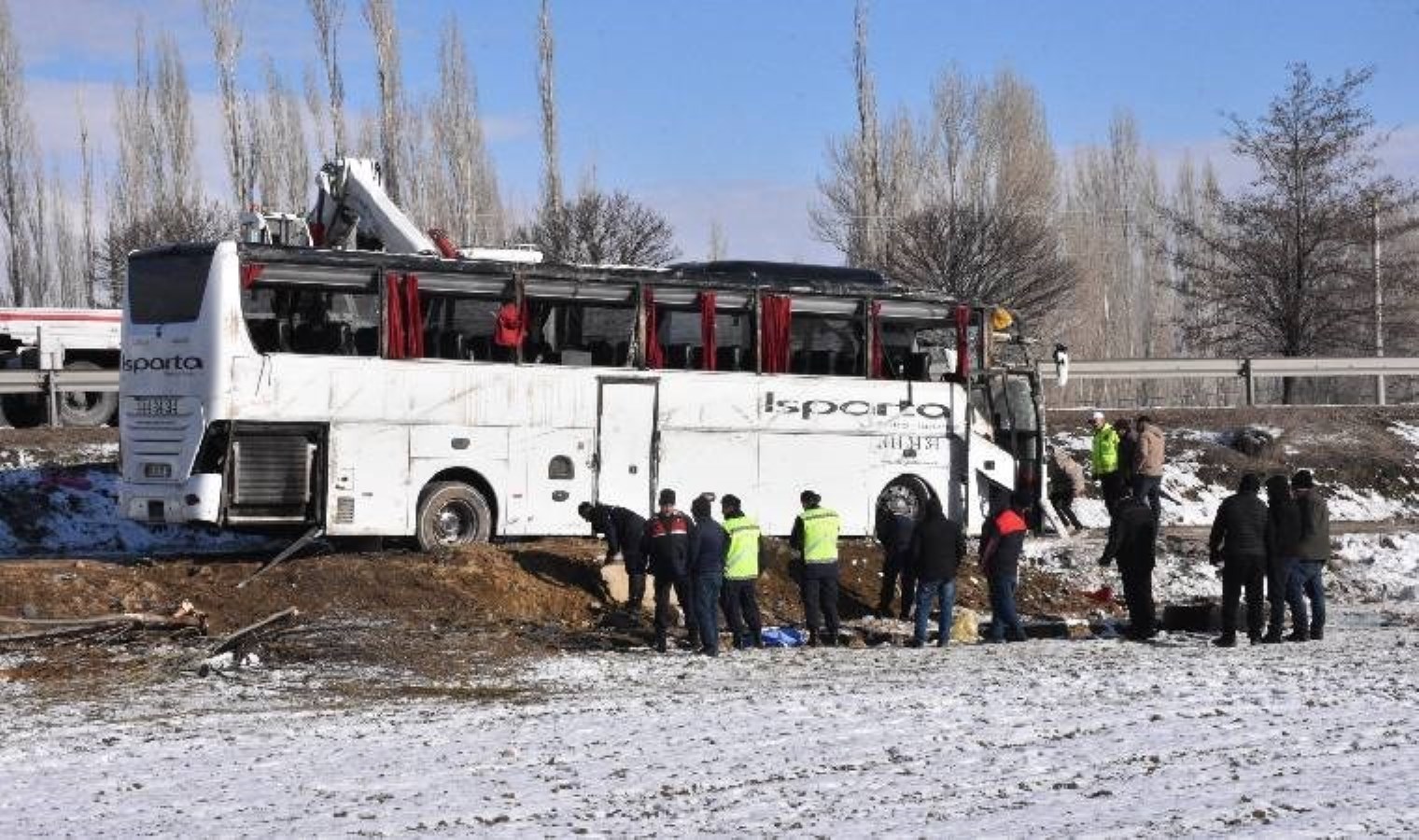 Afyonkarahisar’da yolcu otobüsü şarampole devrildi: Ölü ve yaralılar var!