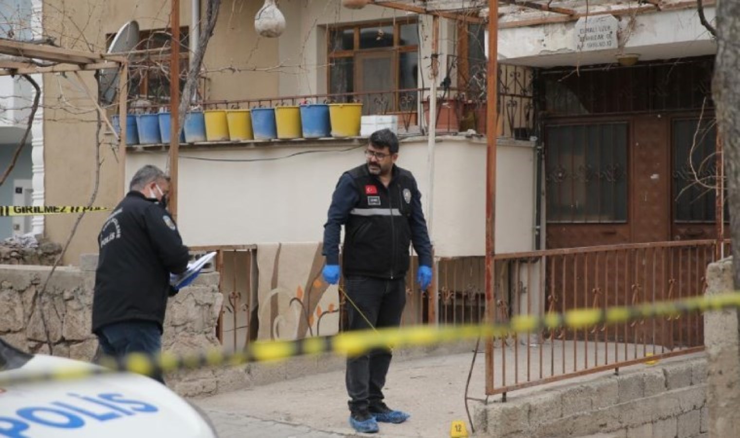 Aile içi kavga ihbarına giden polisler saldırıya uğradı