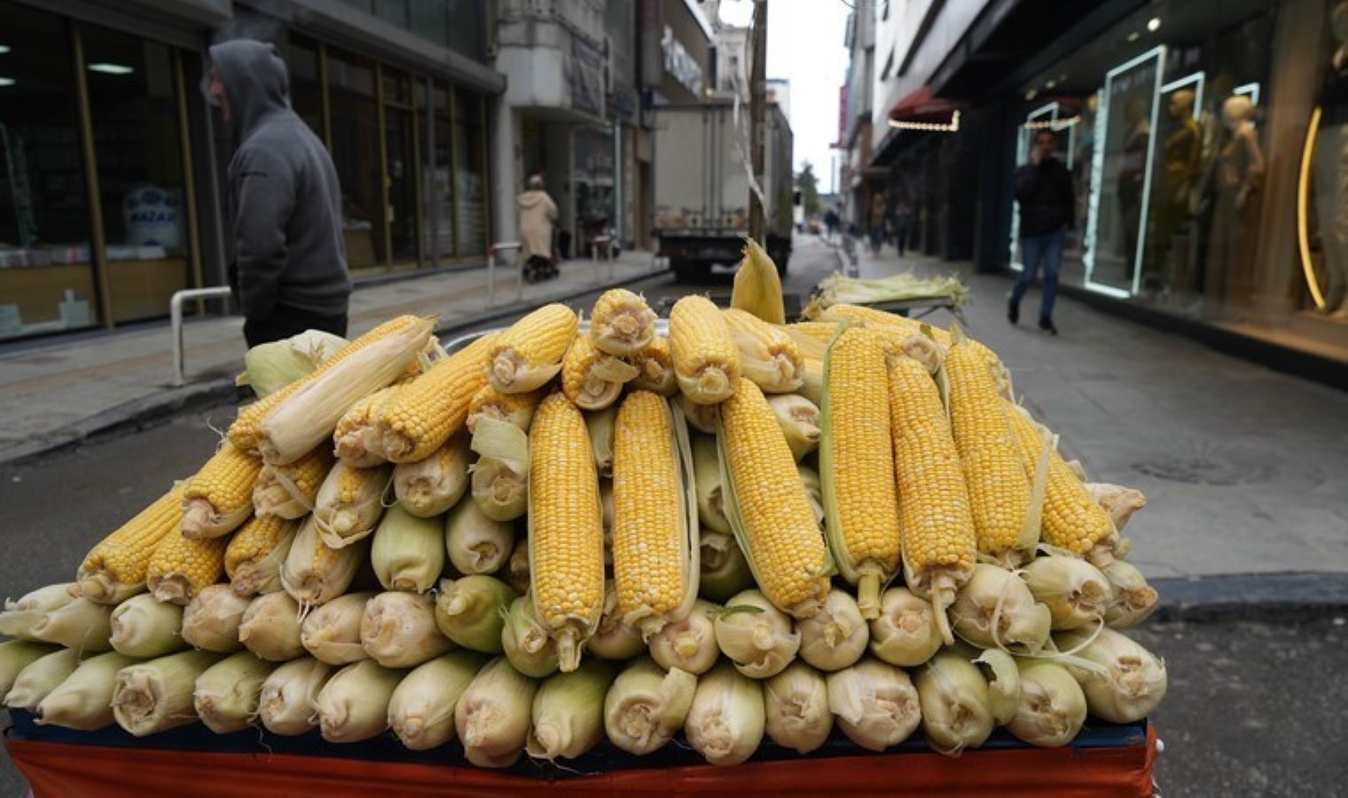 Akdeniz’den getirildi! Erkenci hasat tezgahta yerini aldı: Tanesi 60TL