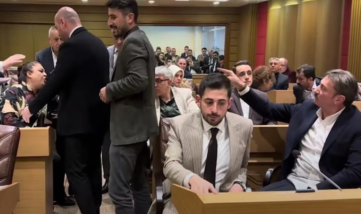 AKP’li başkan CHP’li kadın meclis üyesine hakaret etmişti: Bahçelievler Belediyesi’nden açıklama geldi!