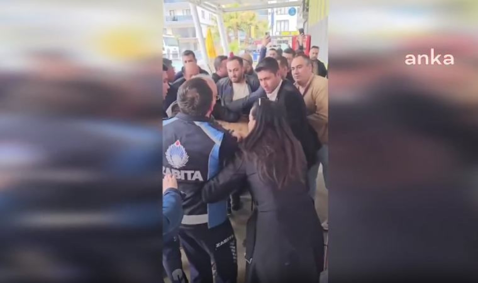 AKP’nin yönetimindeki Ezine’de Ekrem İmamoğlu standına zabıta müdahalesi