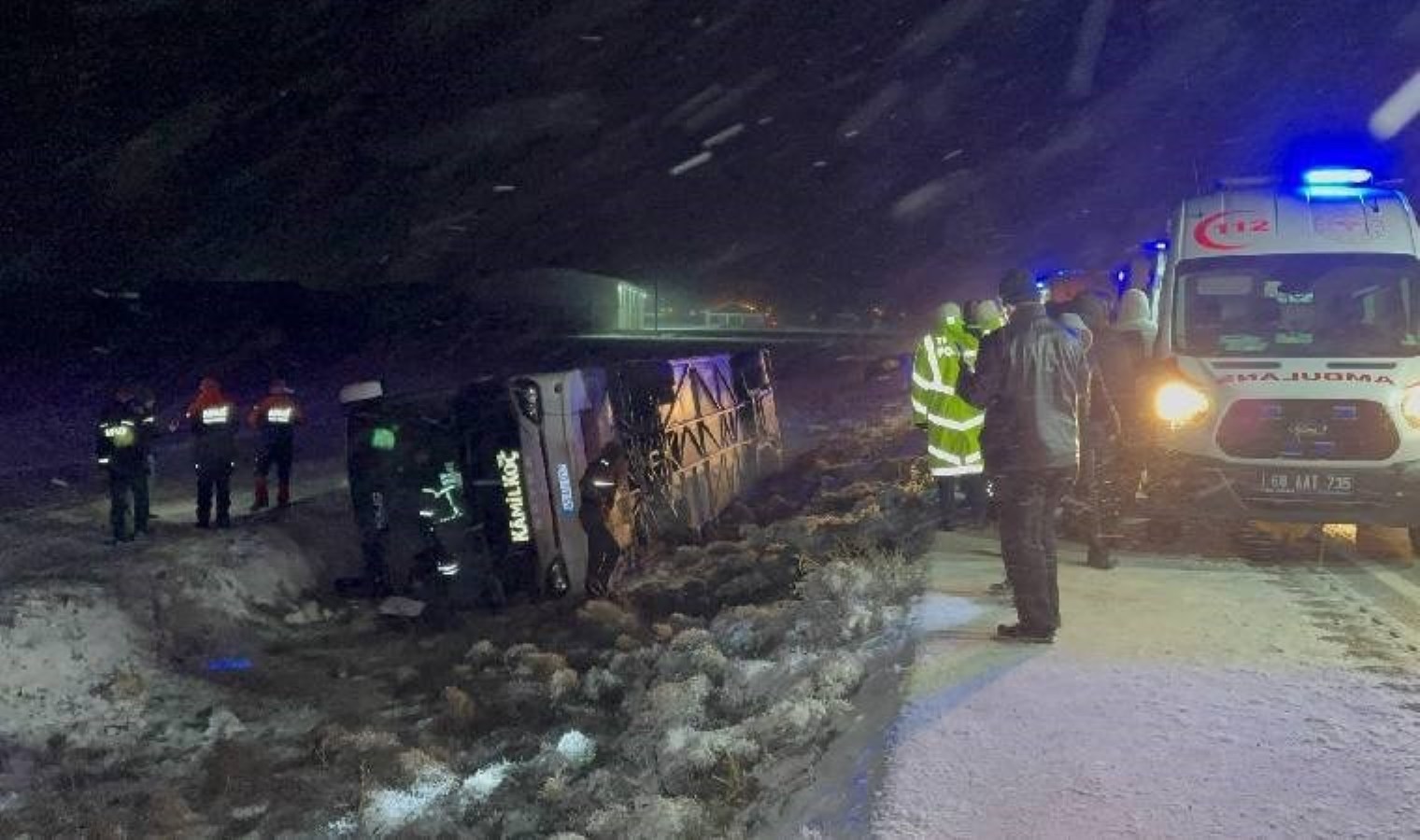 Aksaray’da feci kaza… Yolcu otobüsü devrildi: Çok sayıda yaralı var!