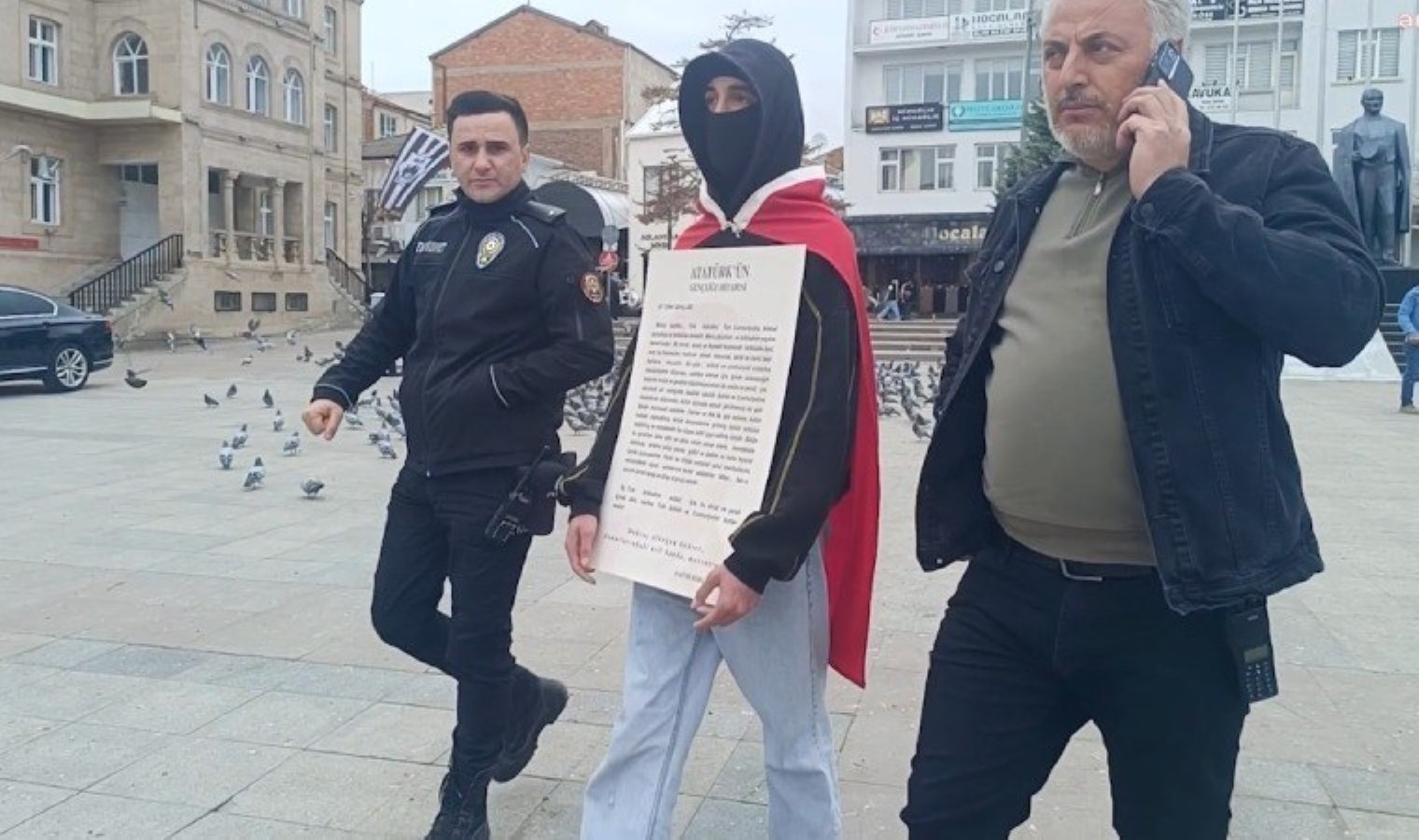 Aksaray’da sessiz protesto eylemi yapan gence polis müdahale etti