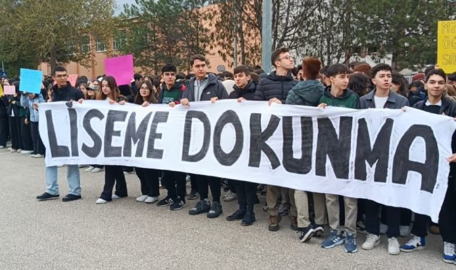 Amasya’da liseli eylemi: ‘Okuluma öğretmenime dokunma’