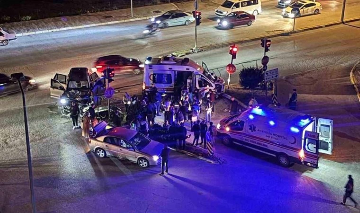 Ambulansla araç çarpıştı: Çok sayıda yaralı var!