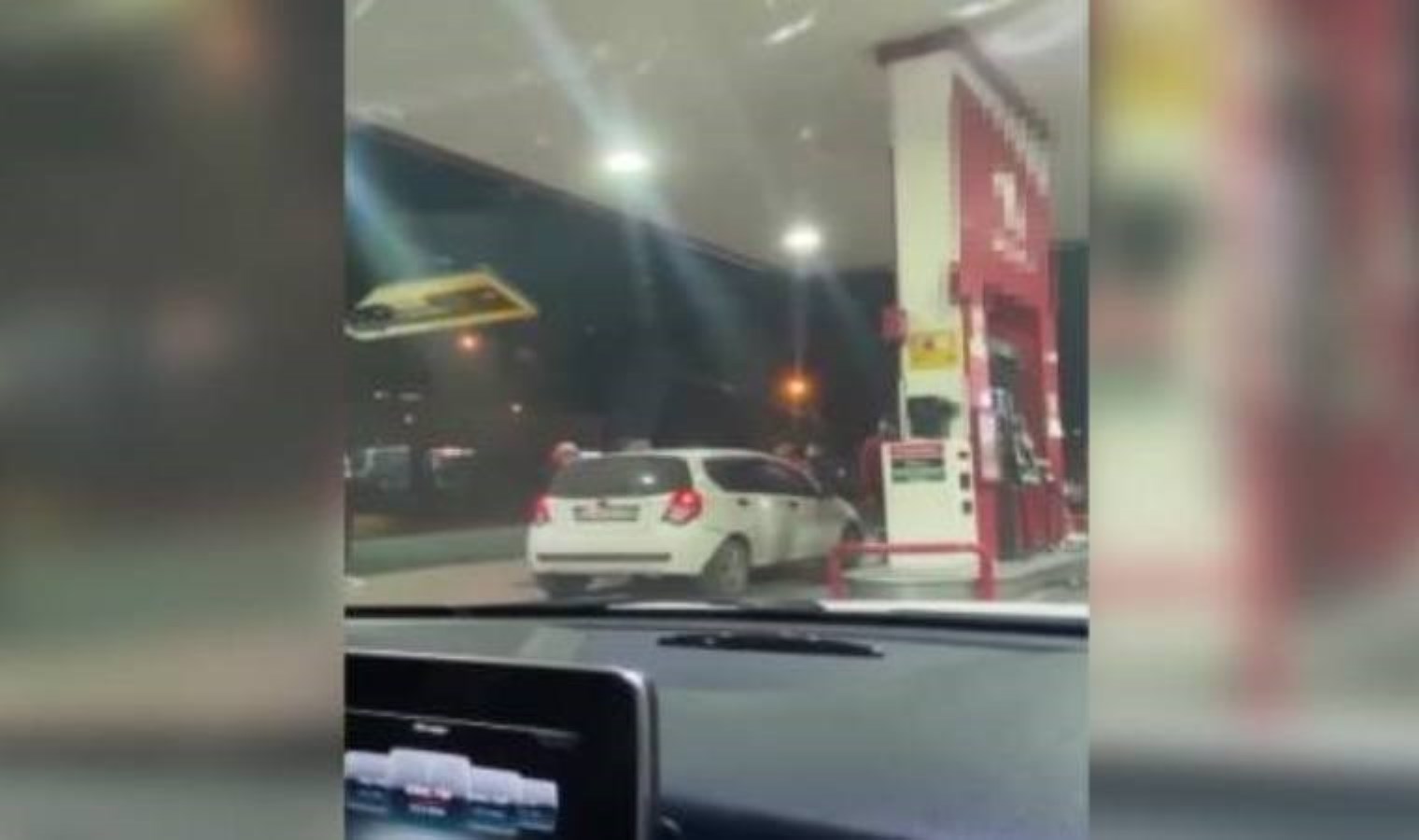 Anbean kaydedildi: Akaryakıt istasyonunda müşteri ile görevli birbirine girdi!