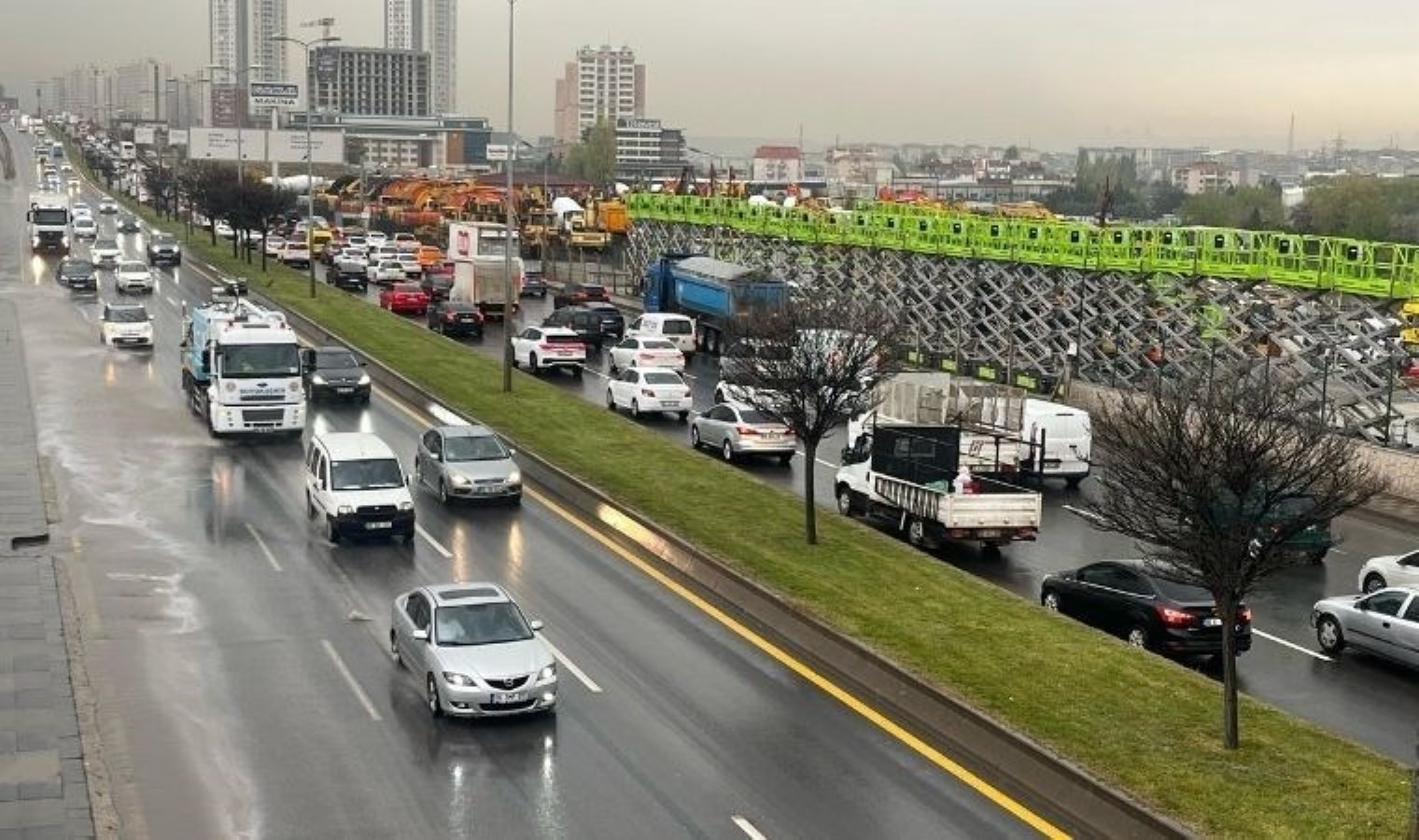 Ankara’da sağanak yağış hayatı olumsuz etkiledi