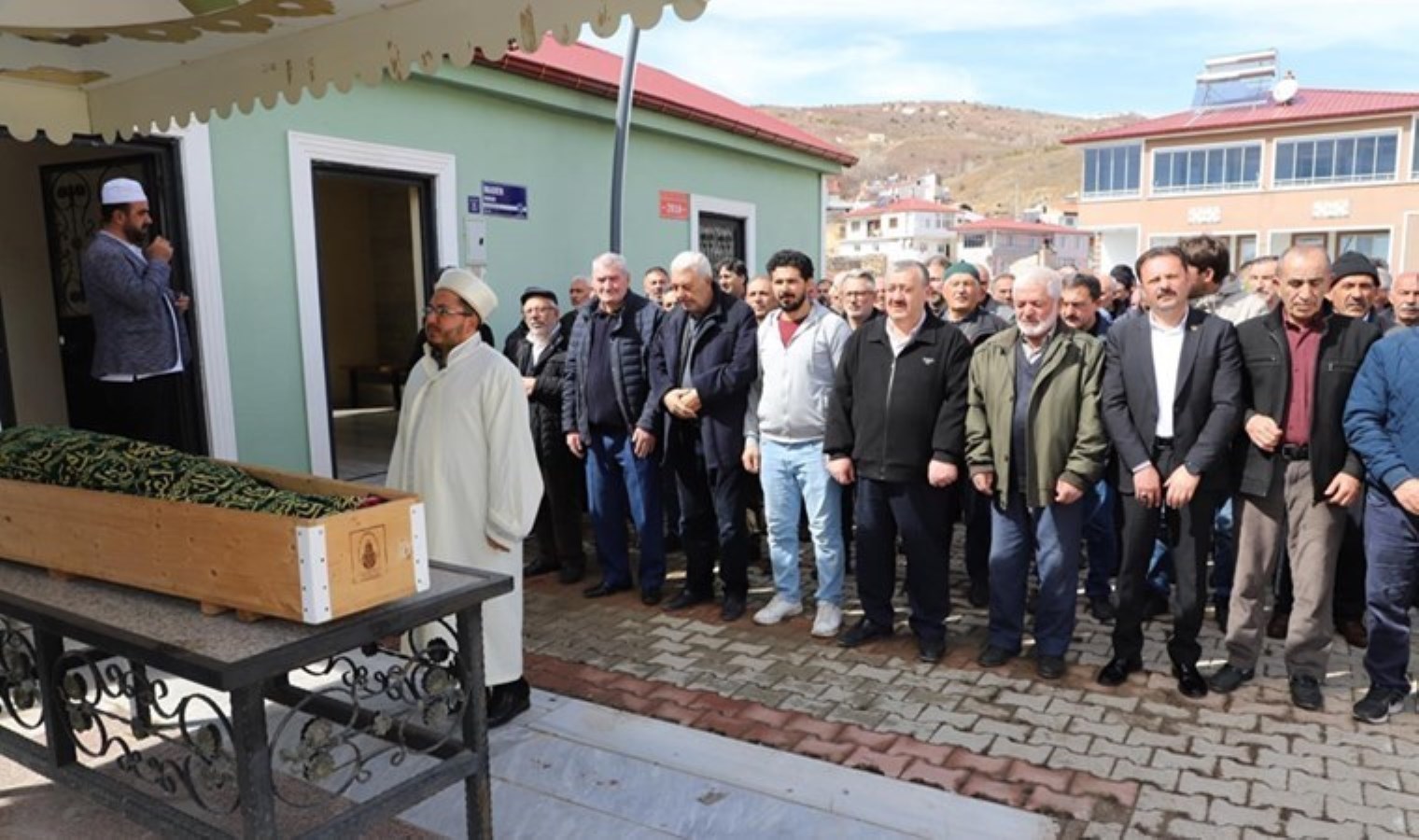 Annesinin tabutu başında kalp krizi geçirdi, hayatını kaybetti