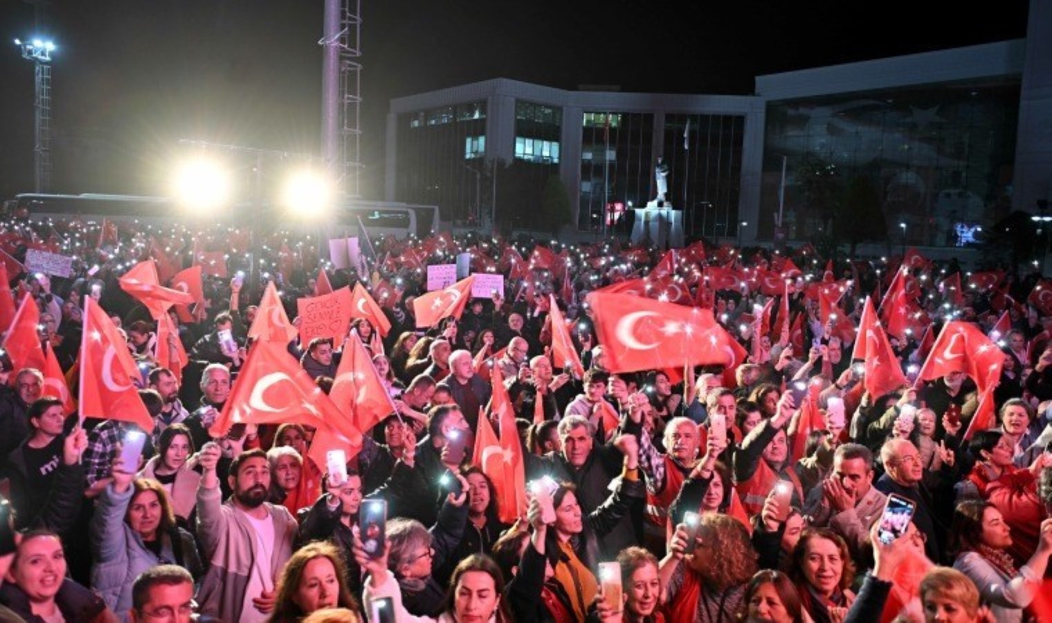 Antalyalılar, “Hak, hukuk, adalet” sloganlarıyla İmamoğlu’nun tutuklanmasını protesto etti