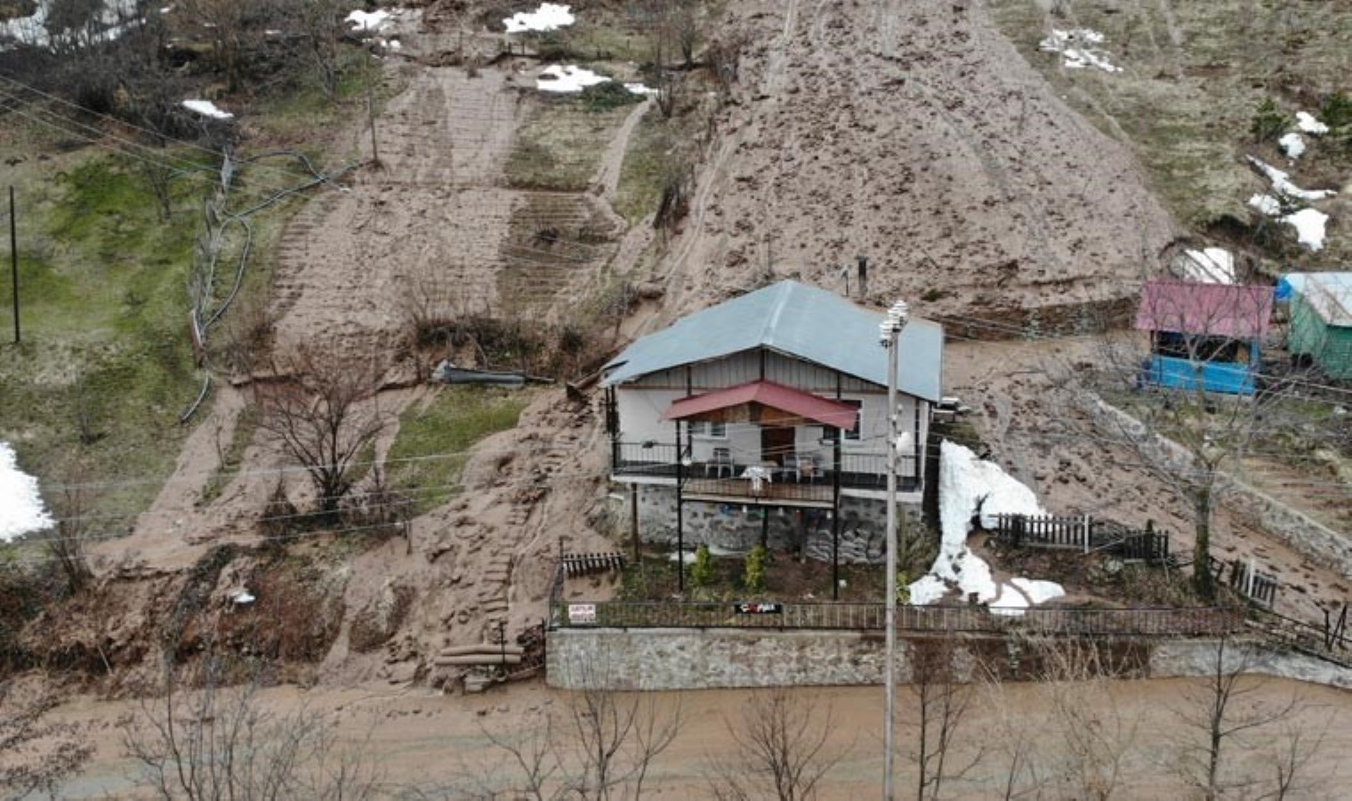 Artvin’de panik anları: Bir ev heyelanda takla atarak devrildi!