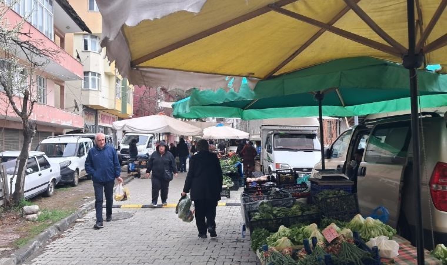 Artvinli pazarcı: ‘Vatandaş dolma biberi artık sayıyla alıyor. Pazarda gezen çok ama elleri boş’