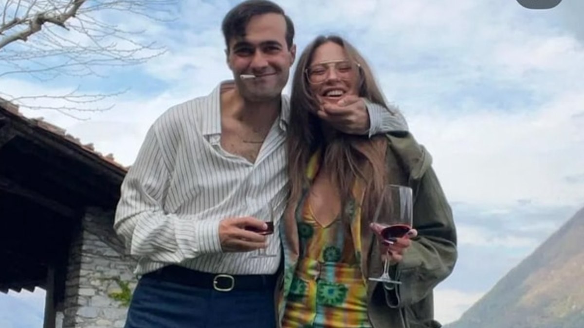 Aşıkların ayrıldığı iddia ediliyordu! Mert Demir ve Serenay Sarıkaya meyhanede görüntülendi!