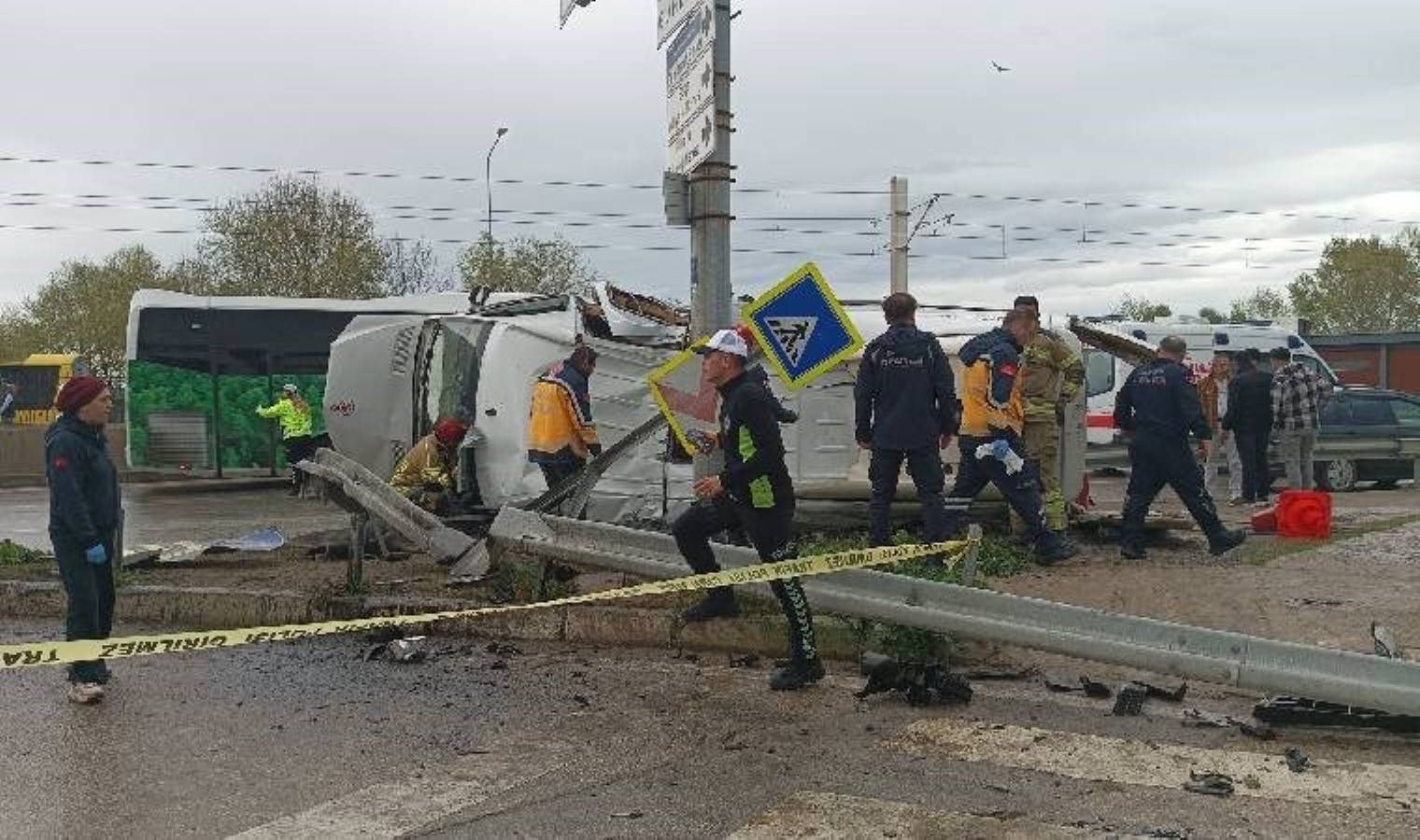 Asker uğurlamaya gidenleri taşıyan minibüs devrildi: Ölü ve yaralılar var!