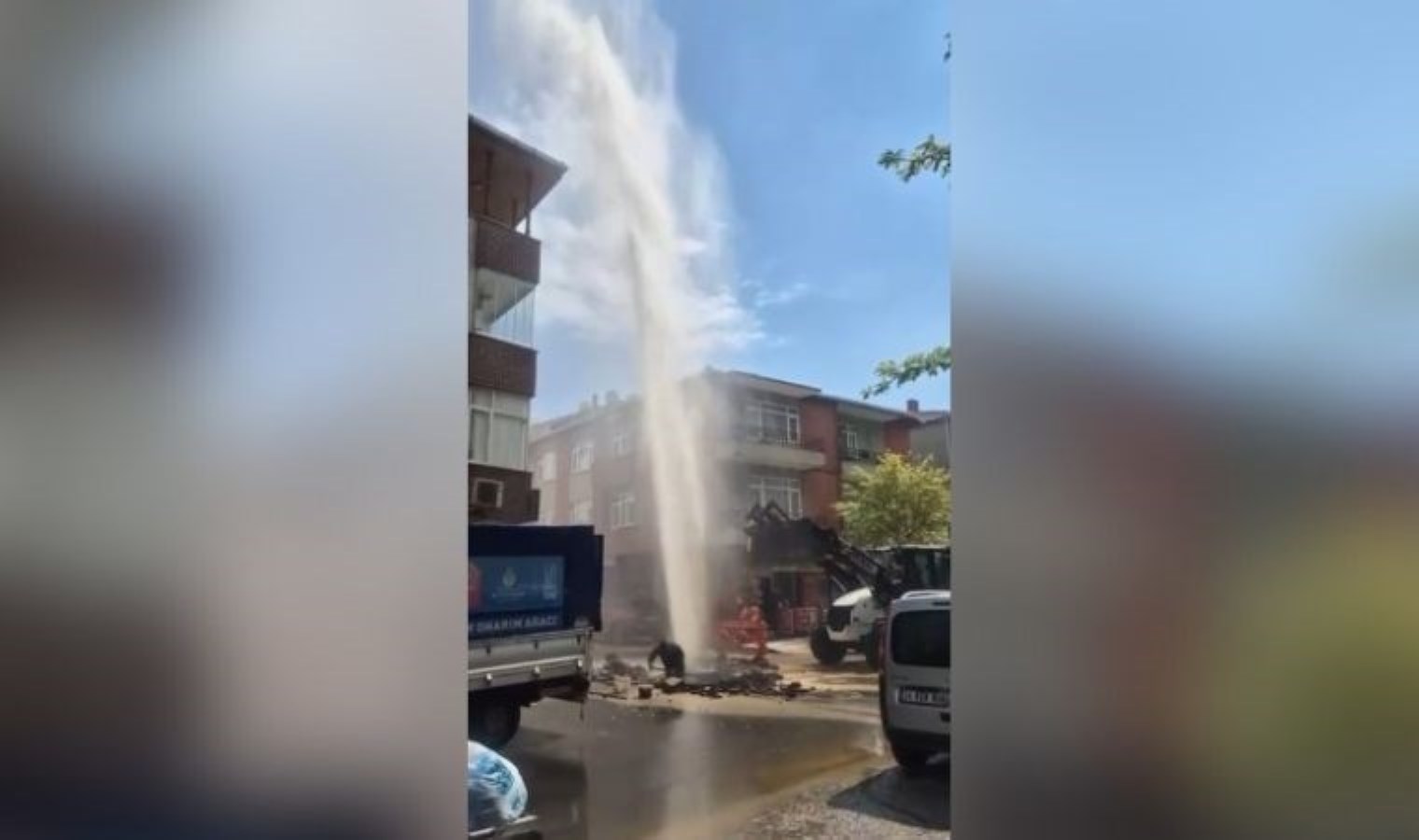 Ataşehir’de su borusu patladı, tazyikli su metrelerce havaya fışkırdı