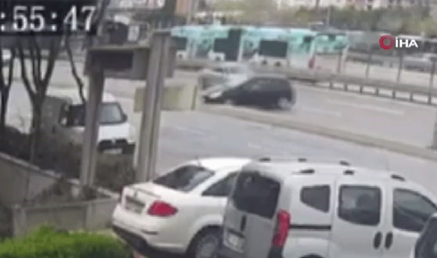 Avcılar E-5’te feci kaza: Önce bariyere çarptı, sonra savrularak yan yola uçtu!