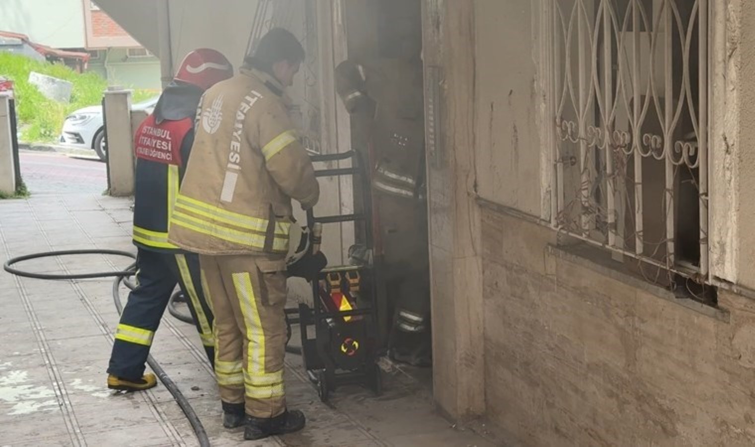 Avcılar’da 4 katlı binada yangın paniği!