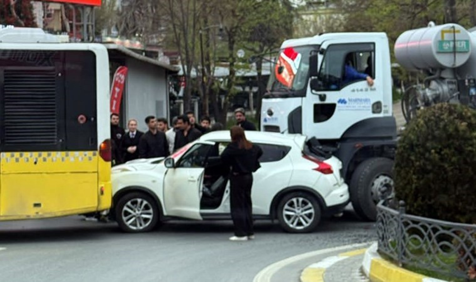 Avcılar’da faciadan dönüldü: Beton mikseri otomobile çarptı!