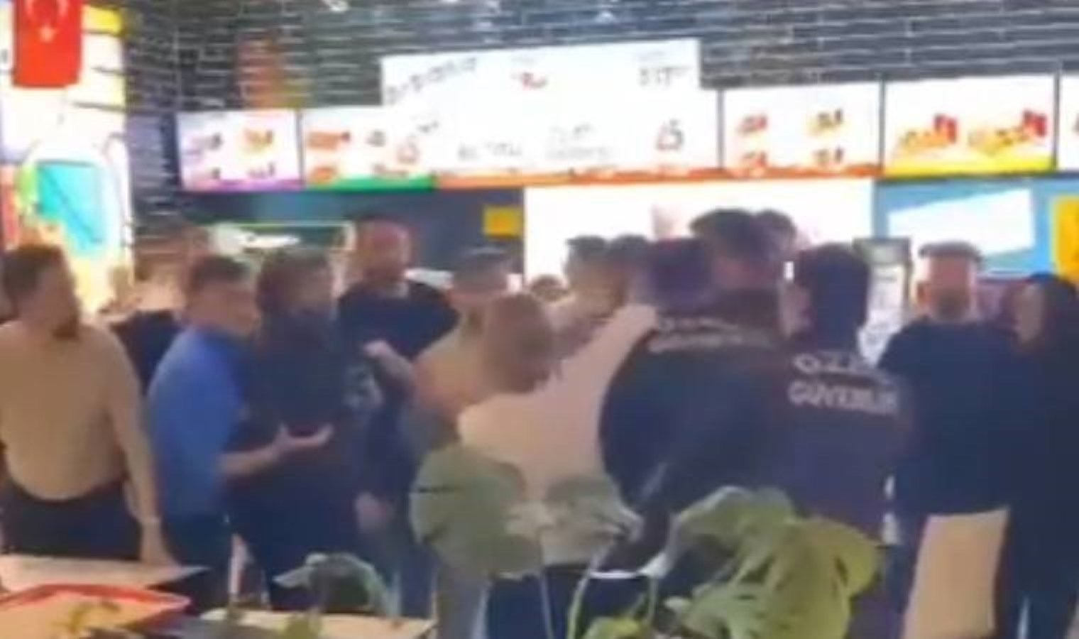 AVM’de tedirgin eden kavga… Bir anda birbirlerine girdiler!