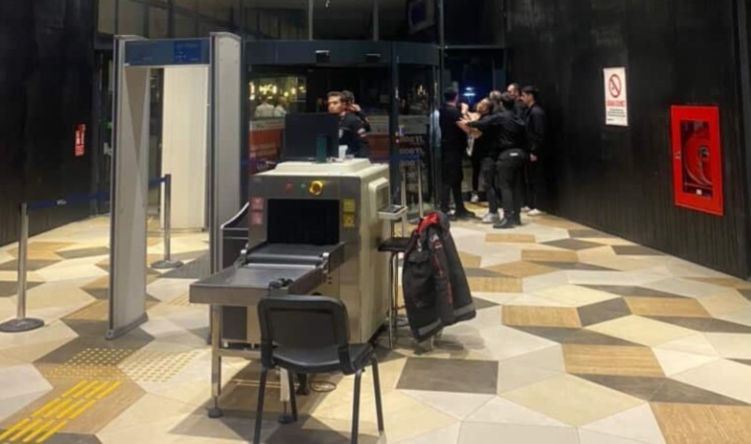 AVM’ye silahla girmek istediler: 4 gözaltı