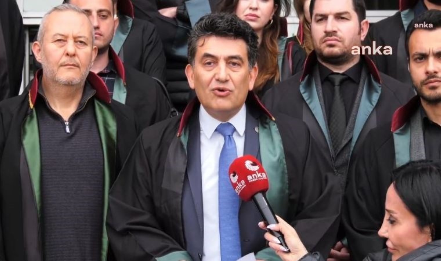 Avukat gözaltılarına adliye önünde tepki: “Bugün vesayeti kabul eden yarın cübbesini ilikler. Biz cübbesini ilikleyen avukatlardan olmayacağız”