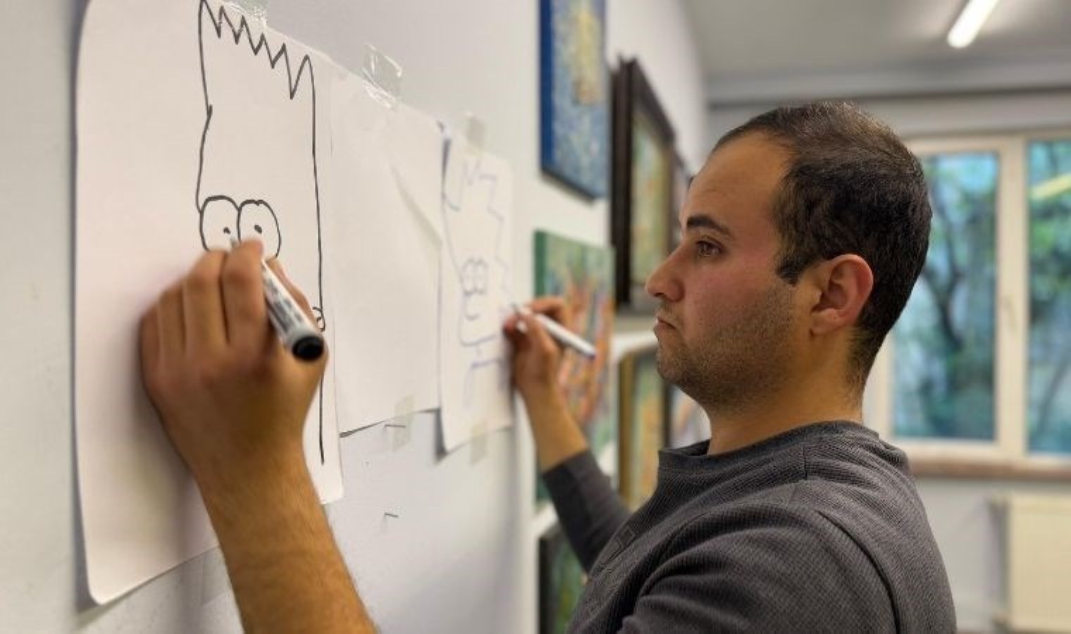 Aynı anda elleriyle 2 farklı resim çizen üniversitelinin hedefi sergi açmak