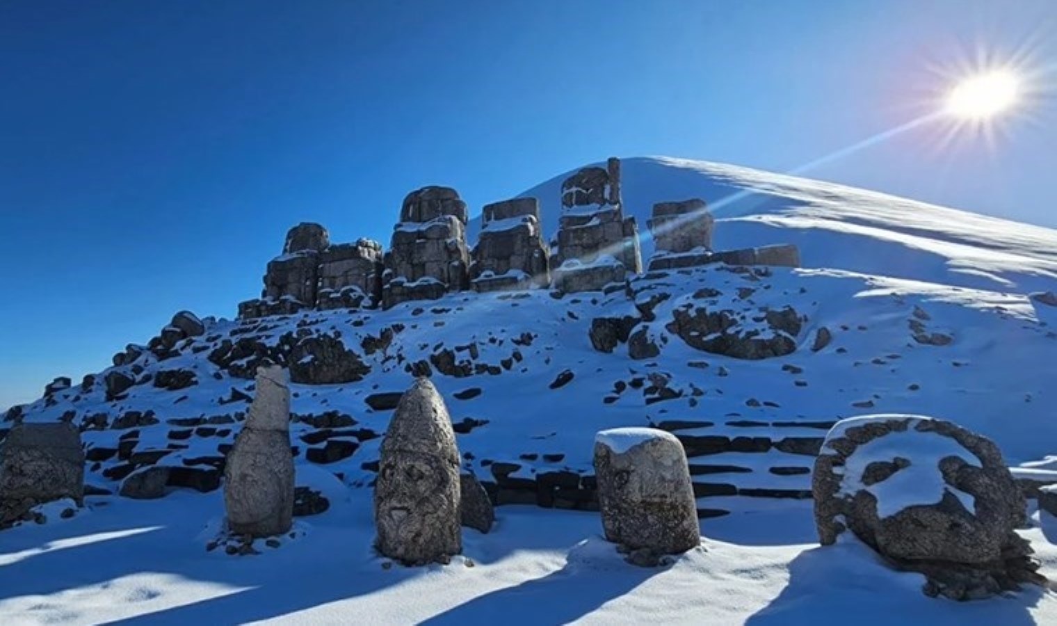 Bahar ortasında kar sürprizi: Nemrut Dağı beyaza büründü