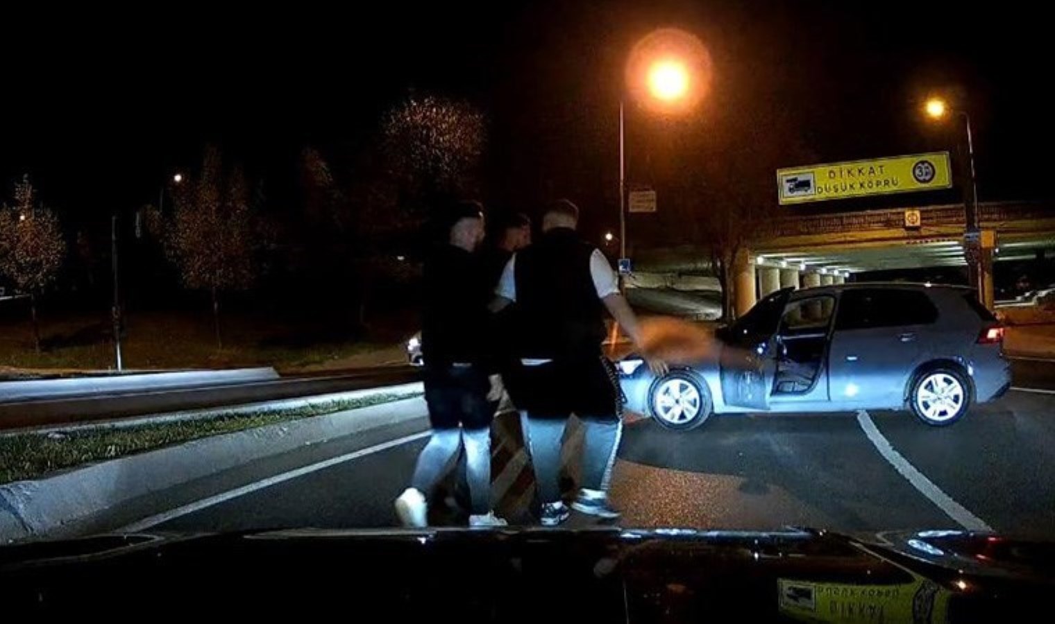 Bakırköy’de ilginç anlar… Selektör yapan kadın sürücünün yolunu kesip tartıştı: ‘Beni taciz ediyorsun’