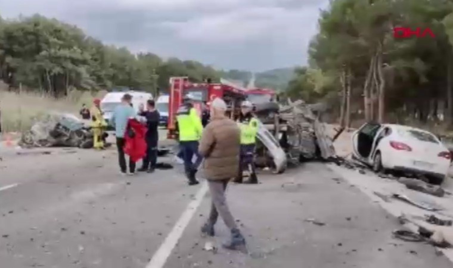 Balıkesir’de 4 otomobil birbirine girdi: 2 ölü, 10 yaralı