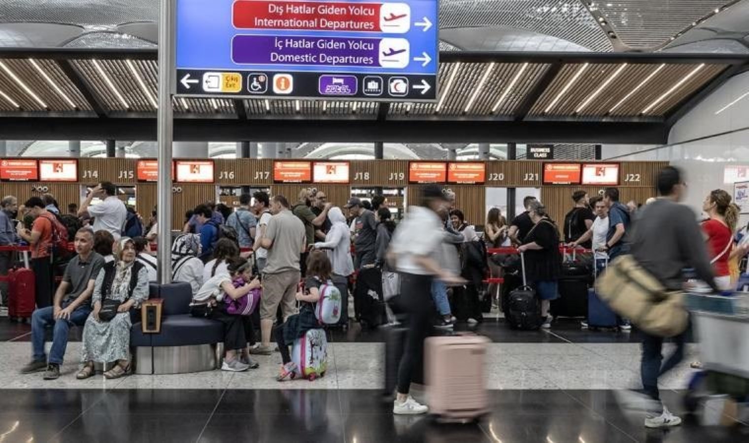 Bayram dönüşü İstanbul Havalimanı’nda yoğunluk oluştu
