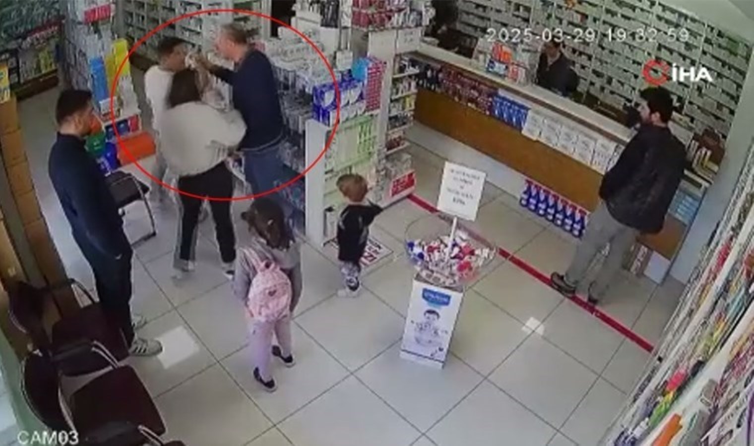 ‘Beklemek zorunda mıyız?’ tartışması kavgaya dönüştü: Eczacı darp edildi