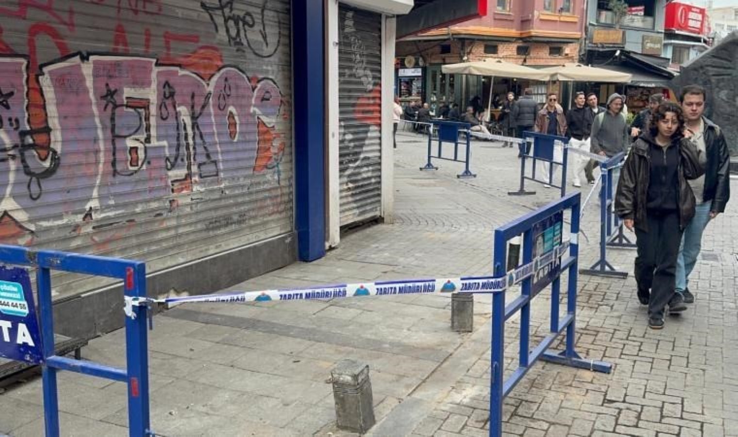 Beşiktaş’ta depremde çatısı zarar gören bina tahliye edildi