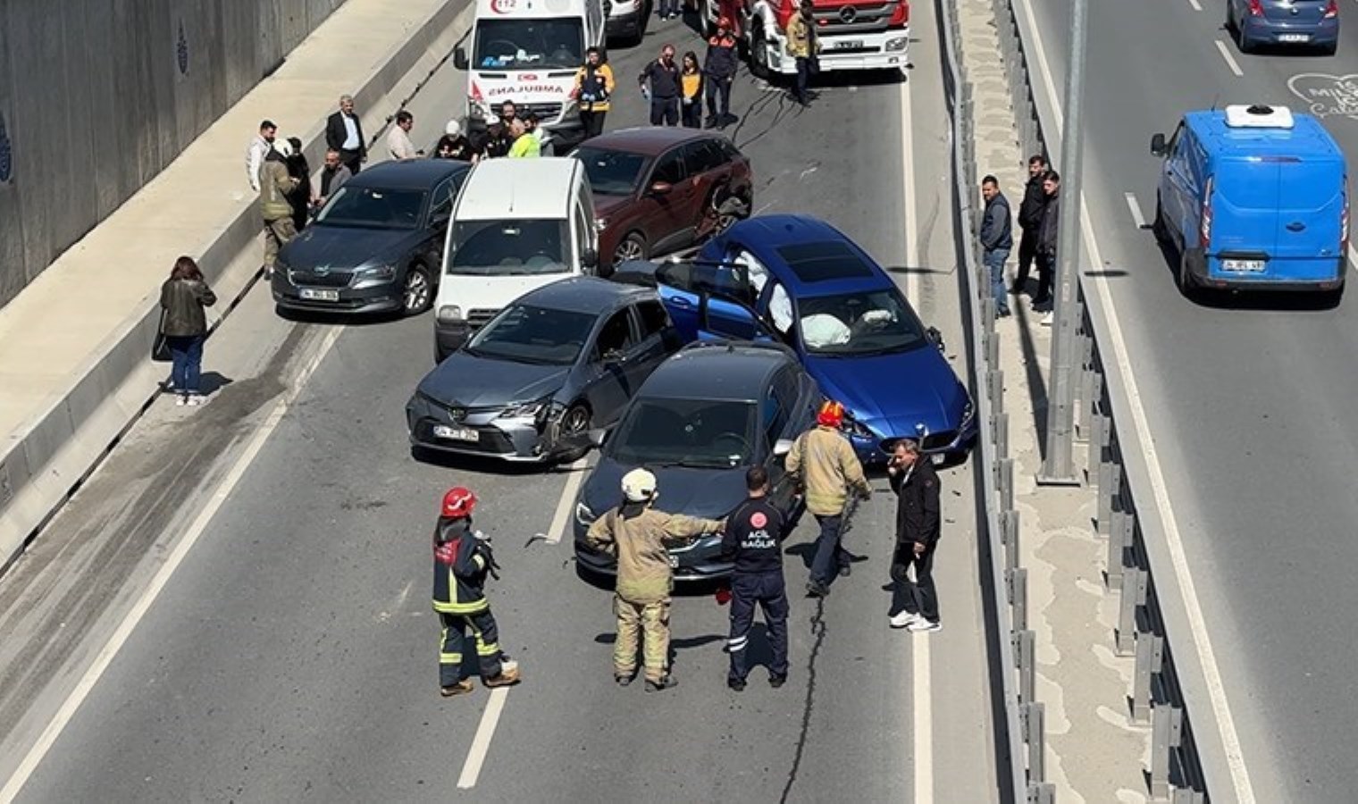 Beylikdüzü kilitlendi! Altgeçitte 6 araçlık zincirleme kaza: 1 yaralı