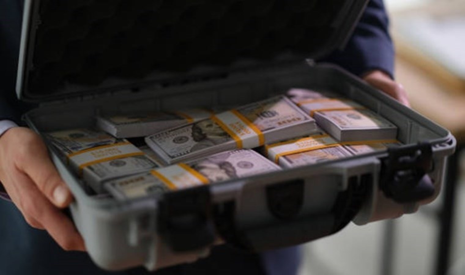 Beyrut Havalimanı’nda ele geçirilen para dolu valizin ‘İstanbul’dan sevk edildiği’ iddia edildi