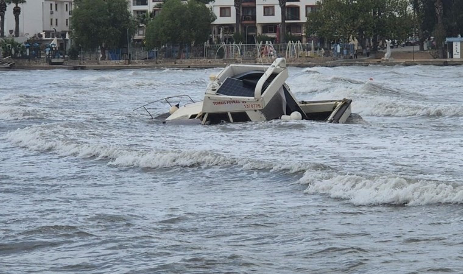 Bodrum’u fırtına vurdu: Tekneler suya gömüldü, ağaçlar devrildi!