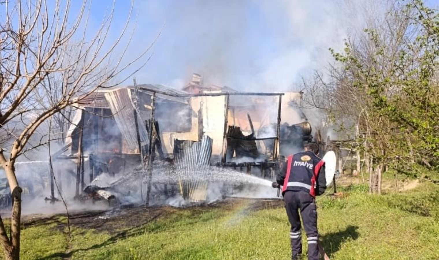 Bolu’da 2 katlı ahşap ev küle döndü