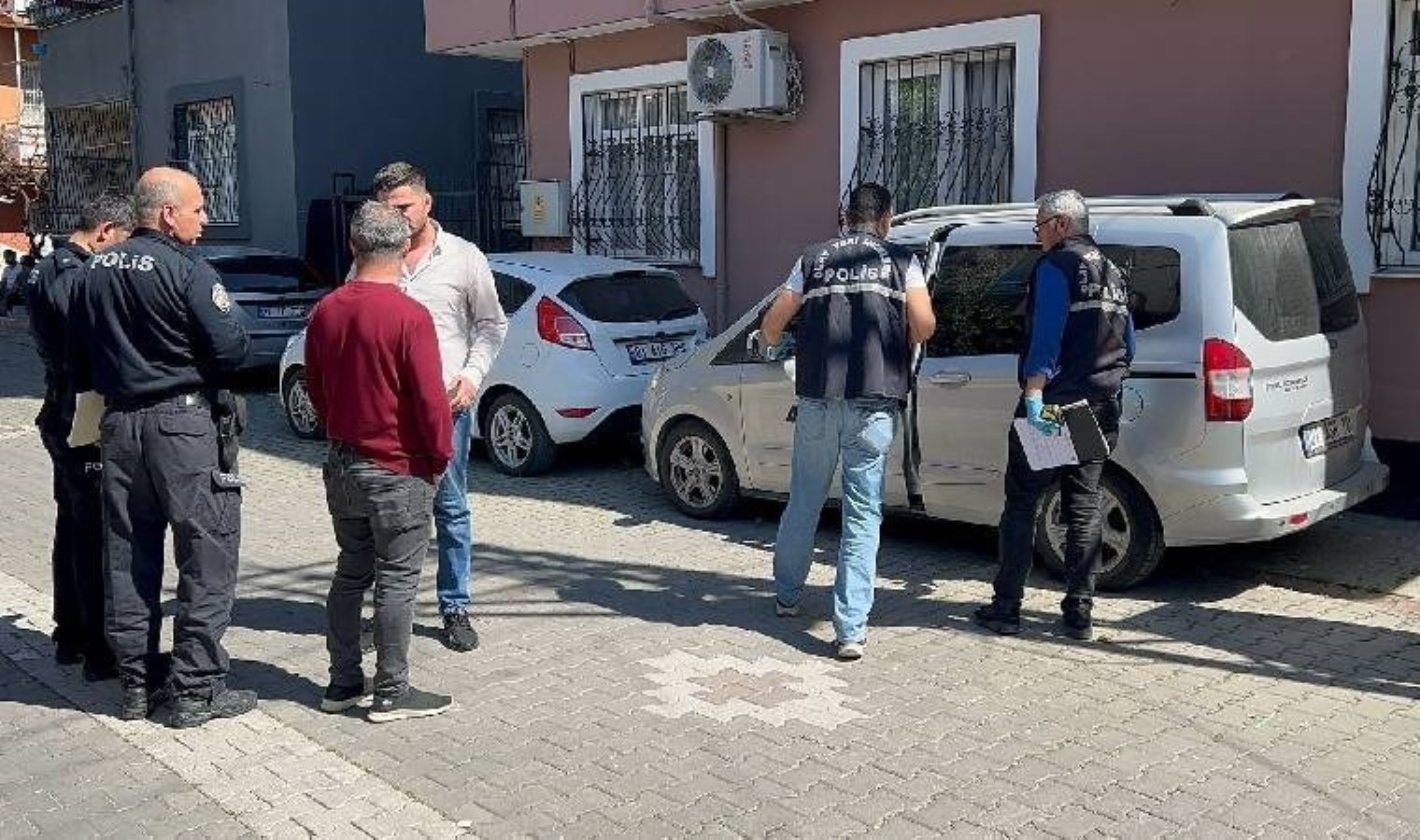 Boşanma aşamasında olduğu kadının ailesine ateş açtı: Ölü ve yaralılar var!