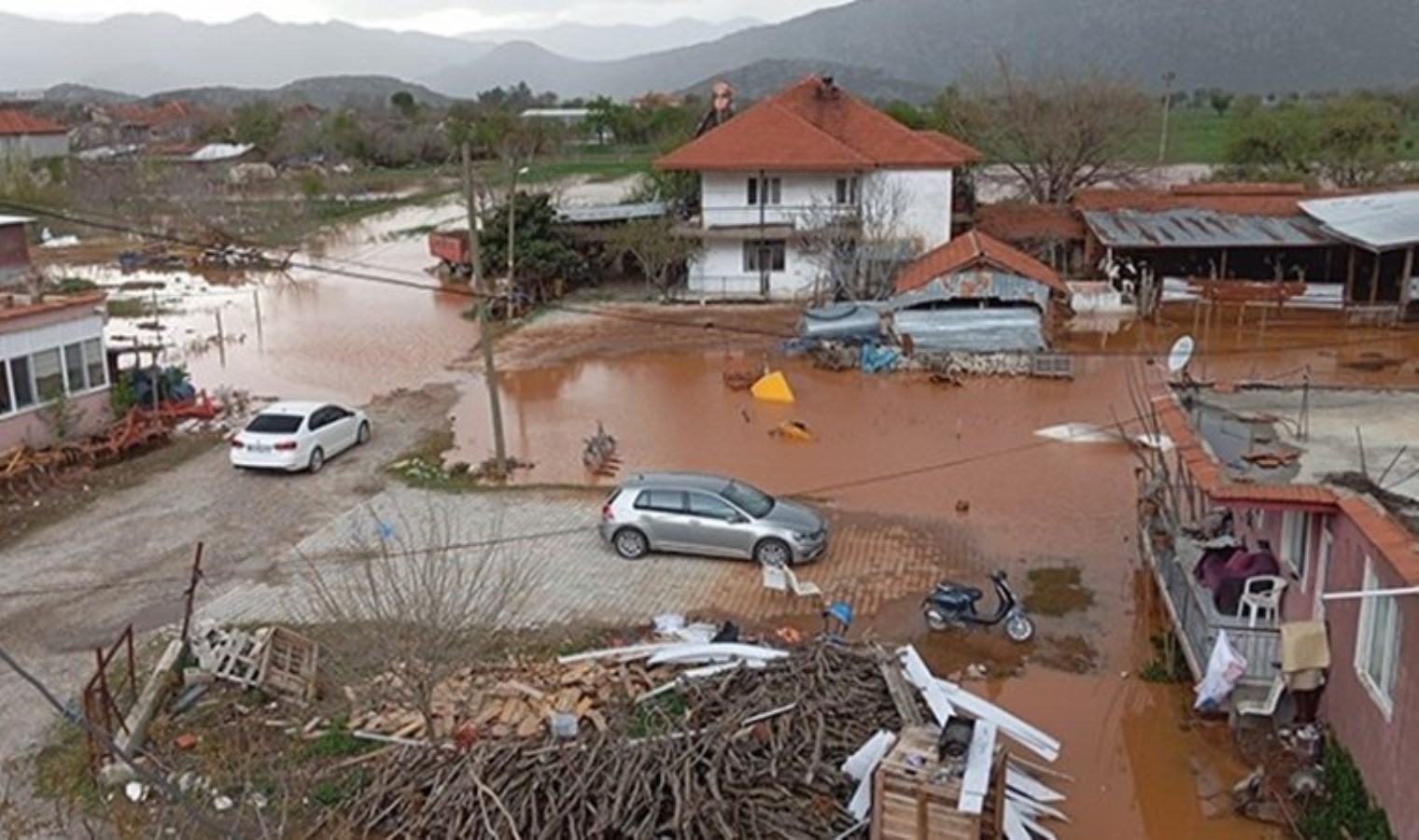 Burdur’da şiddetli yağış taşkınlara neden oldu
